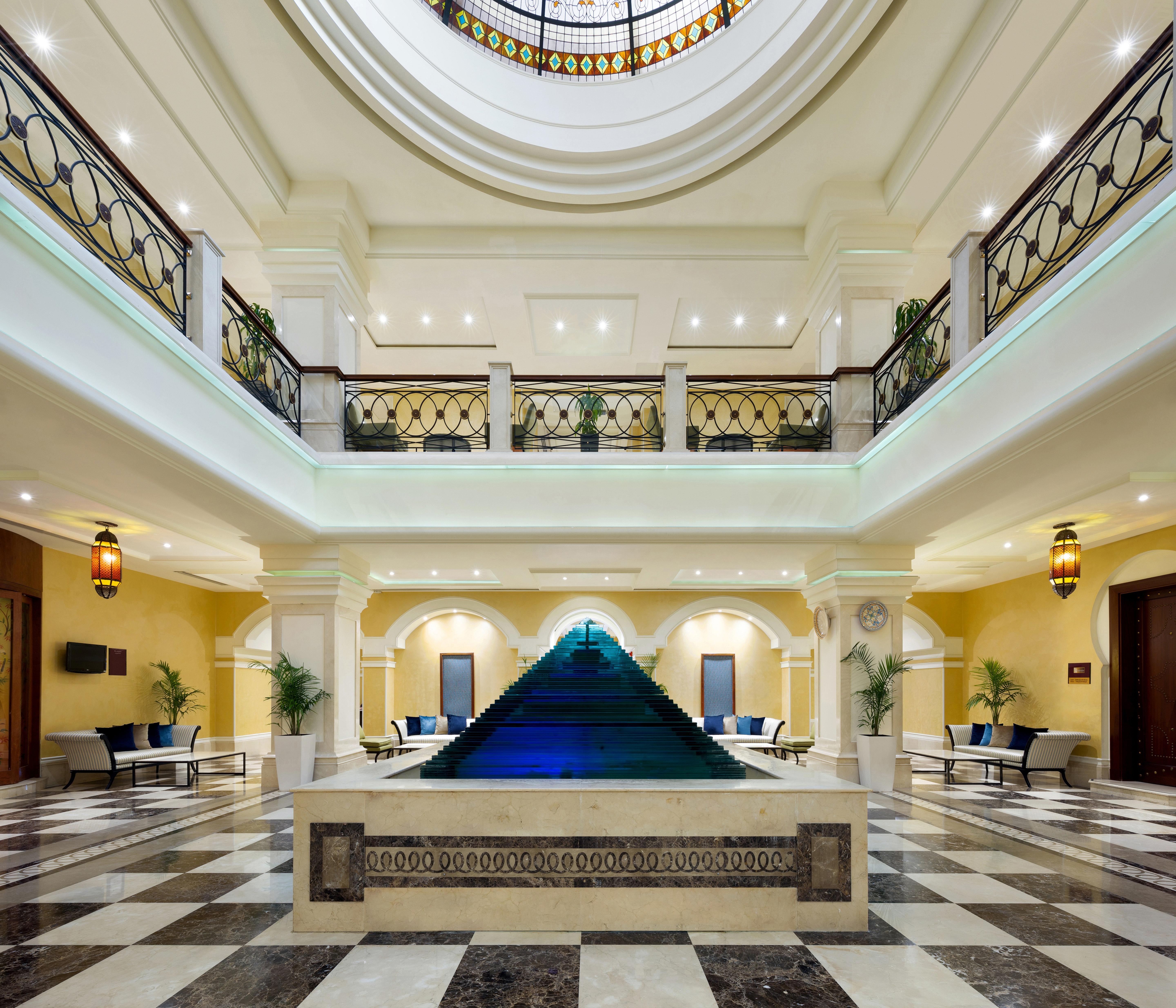 Crowne Plaza Al Khobar By Ihg Ξενοδοχείο Εξωτερικό φωτογραφία The pyramid fountain at the lobby of the hotel