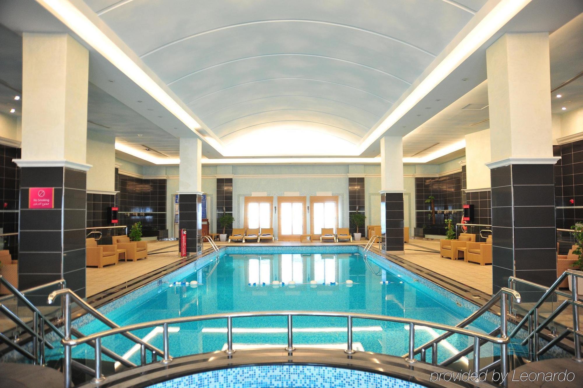 Crowne Plaza Al Khobar By Ihg Ξενοδοχείο Εξωτερικό φωτογραφία The pool at the hotel